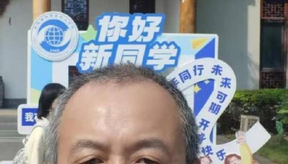 合肥60后高考大叔已到校报到,将开启校园生活,大叔:年龄虽大但无需特别照顾