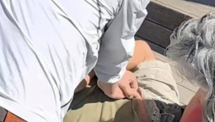 外国游客颐和园内突发心脏骤停,他跪地施救1分20秒转危为安