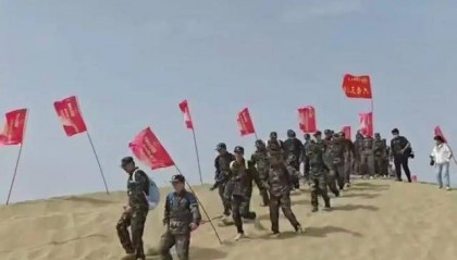 塔里木大学军训真硬核!8400余名新生分批穿越沙漠,匍匐前进、沙漠拉烟,堪比“沙场点兵”大片