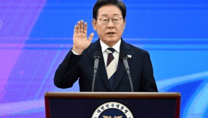 要么出手对付中国,要么放弃领土,李在明登机返回韩国,临走前送中方15个字!