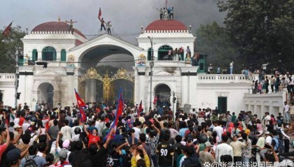 邻国一夜变天,高层接连遭殃,总理连夜跑路后,总统做出惊人决定