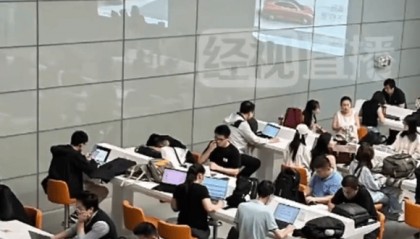 上海虹桥机场回应登机口“班味”浓、充电台座无虚席像自习室:公共充电台可以自由使用