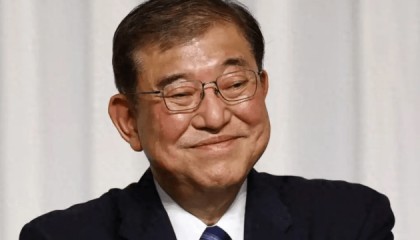 日本签了,无条件对美“投降”,石破茂关键时刻扛不住了,直接选择下台