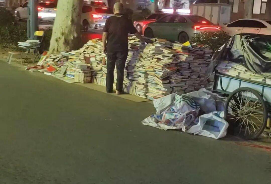 郑州一大爷街头摆摊卖书近40年,最便宜3元一本:坚持是因为其意义远大于挣钱