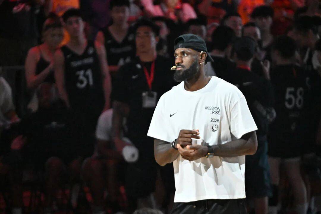 1米82的李梦与詹姆斯拥抱，两人合做经典动作！网友：这波追星太成功