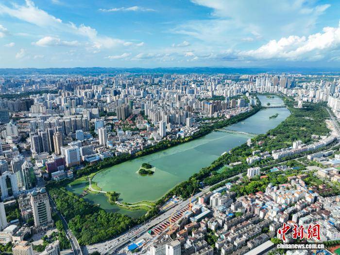 晴空下的广西南宁