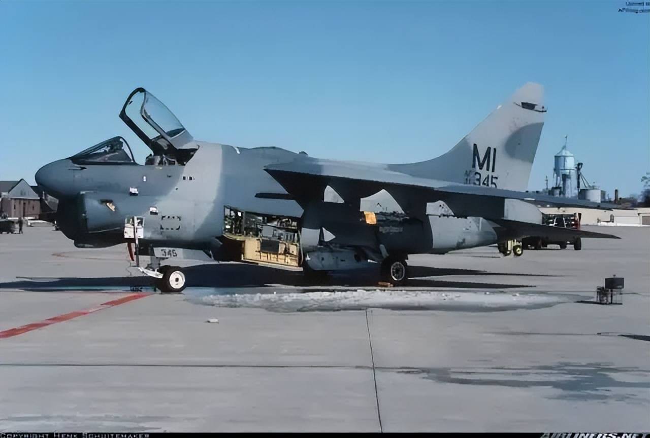 央视曝光!歼-35A改用内置登机梯,和F-35的一模一样?