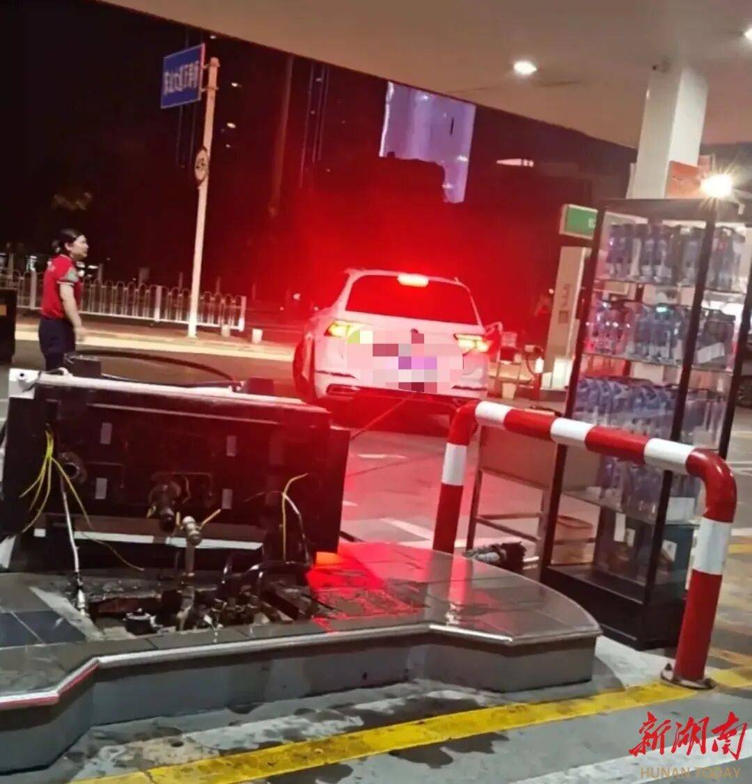 湖北一车主加完油忘拔加油枪开车就走,直接拽倒加油机,工作人员:幸好加油机的切断阀自动紧急关闭