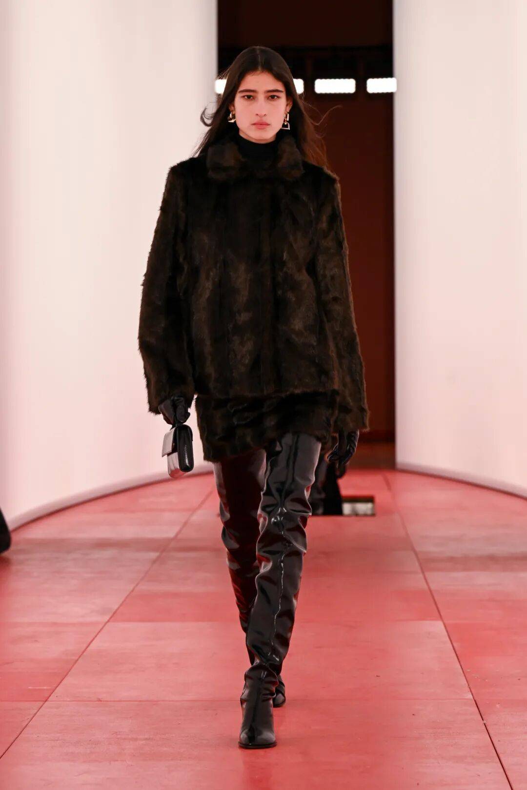 阔别七年重返T台的H&M,终于暴露野心了