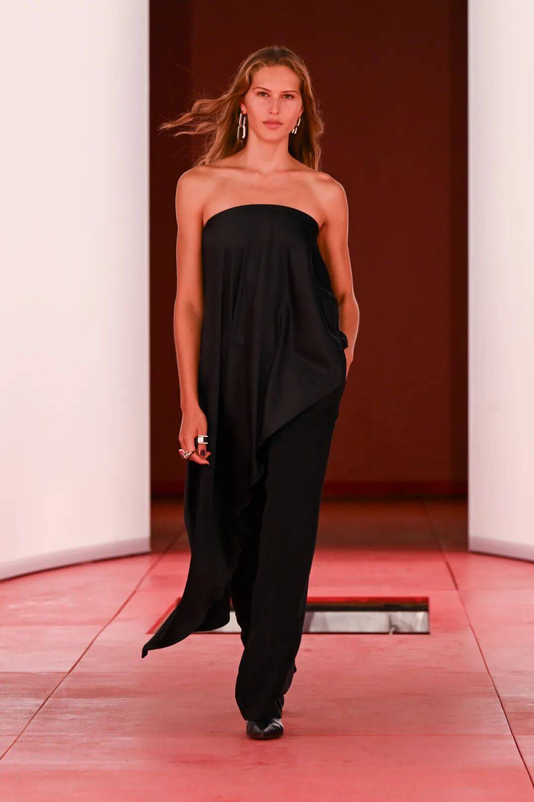 阔别七年重返T台的H&M,终于暴露野心了