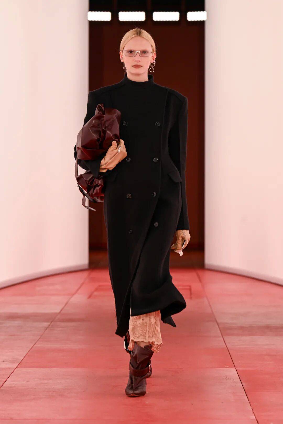 阔别七年重返T台的H&M,终于暴露野心了