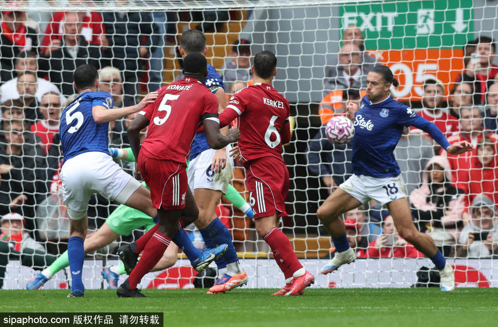 利物浦主帅怒斥红牌争议,前锋缺阵水晶宫战役悬念陡增!